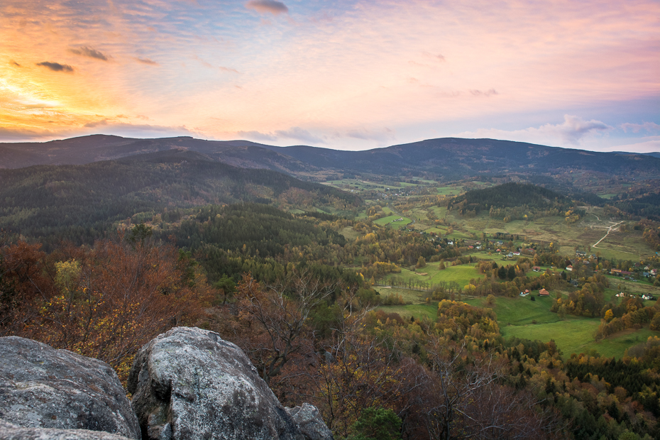  Widok Krzyżnej 0 Sokolik Nikon D7100 AF-S Zoom-Nikkor 17-55mm f/2.8G IF-ED niebo średniogórze górzyste formy terenu wzgórze Chmura Góra pustynia drzewo liść ranek