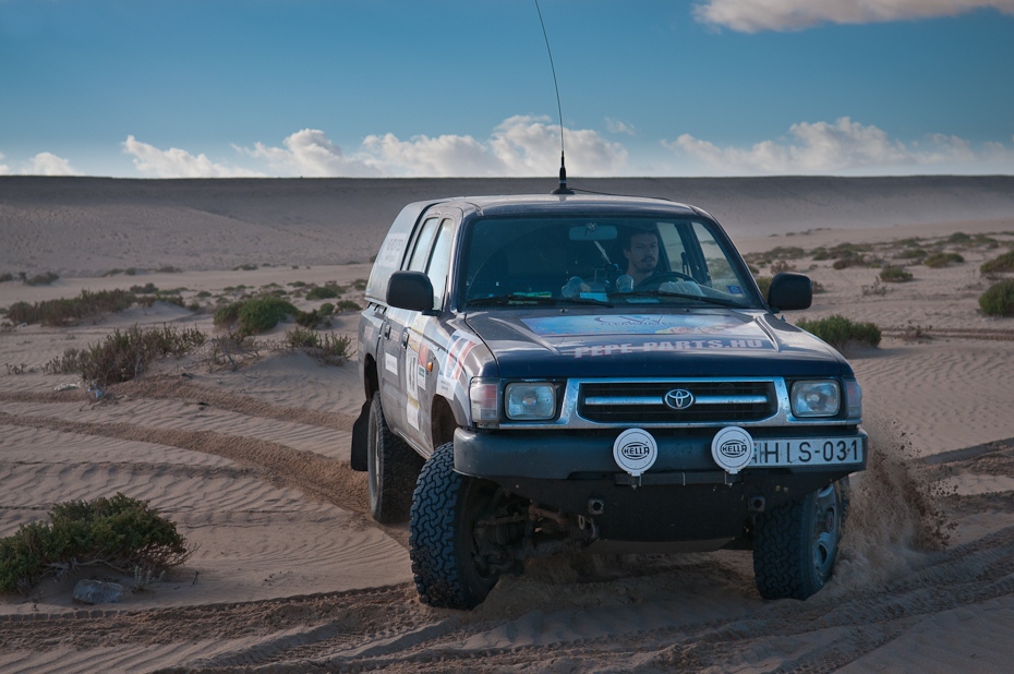  Team 43: Toyota Hilux Maroko Nikon D300 AF-S Zoom-Nikkor 17-55mm f/2.8G IF-ED Budapeszt Bamako 0 samochód pojazd pojazd silnikowy poza trasami Droga piasek na zewnątrz samochodu eoliczny krajobraz Pojazd terenowy krajobraz