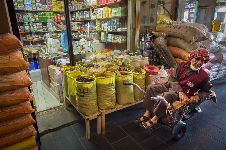  Souk Waqif 0 Katar Nikon D7200 Sigma 10-20mm f/3.5 HSM sklep spożywczy sprzedawca rynek supermarket sklepikarz bazar sprzedaż całe jedzenie