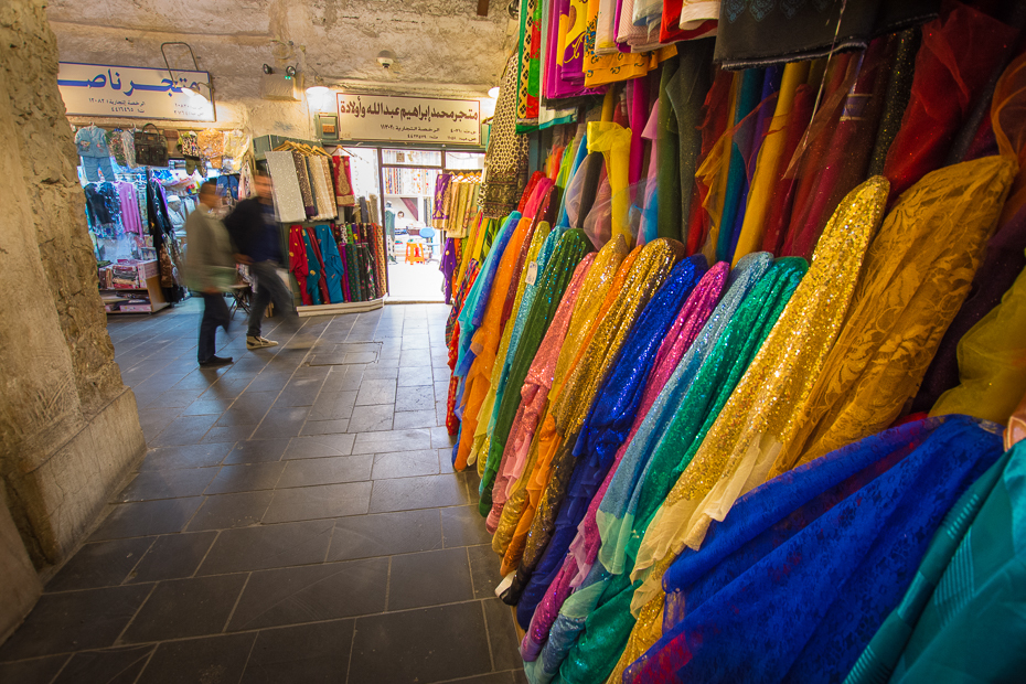  Souk Waqif 0 Katar Nikon D7200 Sigma 10-20mm f/3.5 HSM żółty miejsce publiczne bazar rynek włókienniczy Miasto sprzedawca