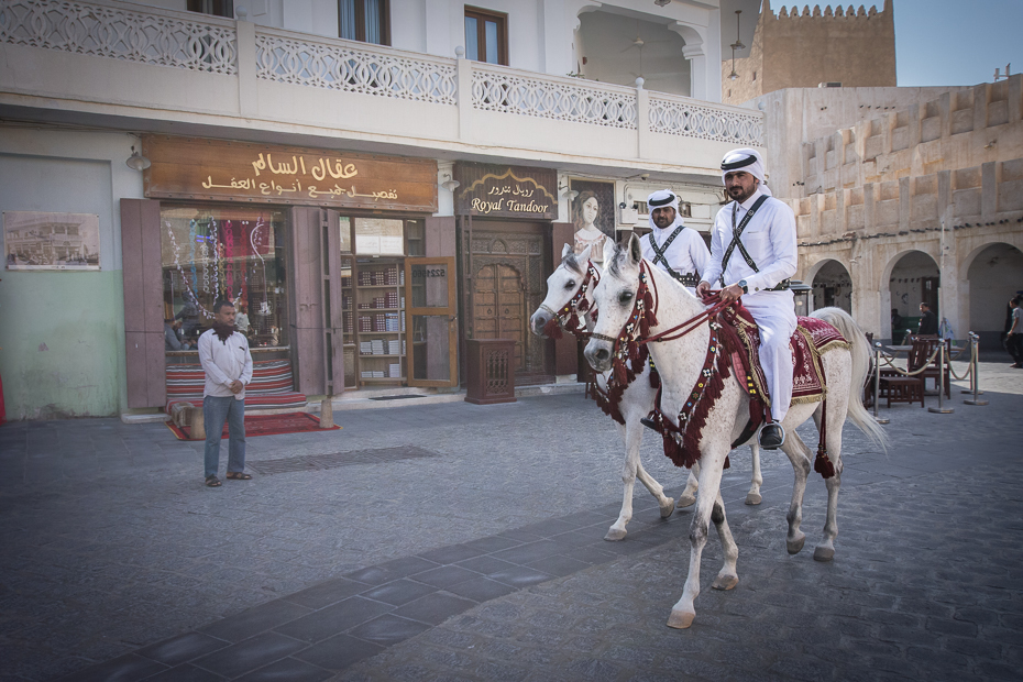  Souk Waqif 0 Katar Nikon D7200 Sigma 10-20mm f/3.5 HSM koń koń jak ssak ulica juczne zwierzę Miasto fasada