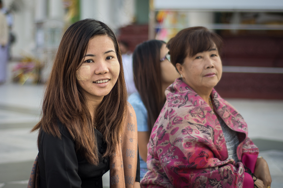  Dziewczyna Shwedagon Ludzie Nikon D7200 Nikkor 50mm f/1.8D 0 Myanmar skóra dziewczyna piękno dama migawka uśmiech świątynia zabawa Fotografia portretowa szczęście