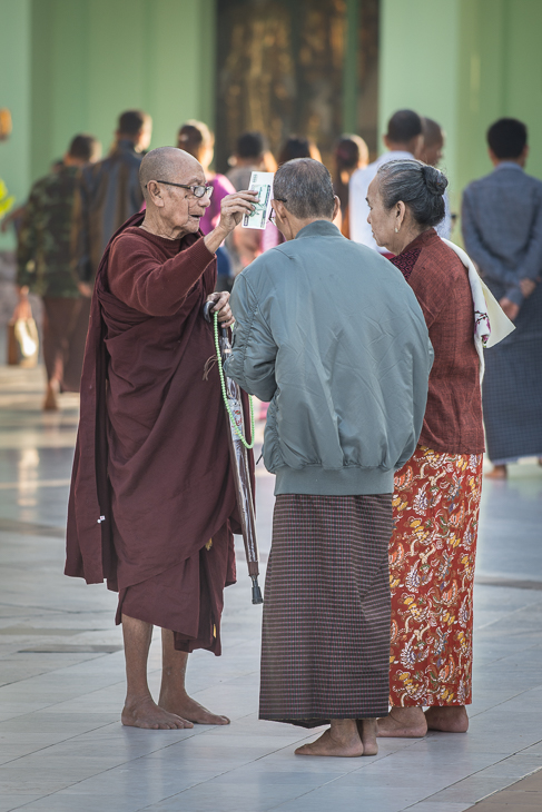  Błogosławieństwo Ludzie Nikon D7200 AF-S Nikkor 70-200mm f/2.8G 0 Myanmar na stojąco dziewczyna świątynia odzież wierzchnia tradycja emeryt zabawa kostium