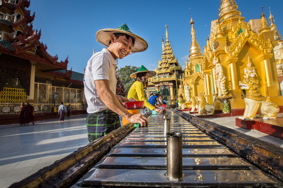  Mycie Shwedagon Pagoda Ludzie Nikon D7200 Sigma 10-20mm f/3.5 HSM 0 Myanmar świątynia wat Świątynia hinduska pagoda turystyka miejsce kultu atrakcja turystyczna podróżować wolny czas