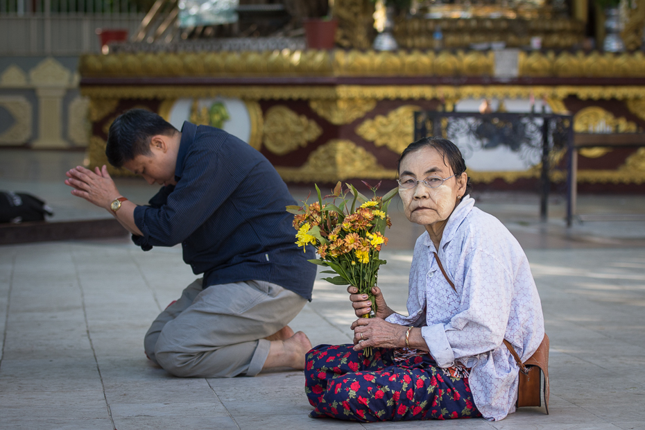  Modlitwa Ludzie Nikon D7200 AF-S Nikkor 70-200mm f/2.8G 0 Myanmar posiedzenie świątynia tradycja podróżować religia kwiat dziewczyna Droga ulica turystyka