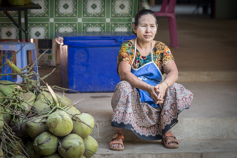  Sprzedawczyni Ludzie Nikon D7200 AF-S Nikkor 70-200mm f/2.8G 0 Myanmar miejsce publiczne dziewczyna sprzedawca świątynia produkować uśmiech roślina zabawa dziecko