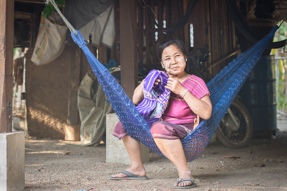  hamaku Ludzie Nikon D7200 AF-S Nikkor 70-200mm f/2.8G 0 Myanmar kobieta fioletowy dziewczyna wakacje zabawa świątynia uśmiech plemię rekreacja