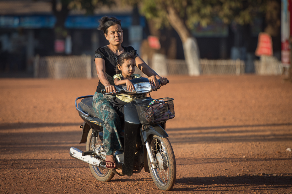  skuterze Ludzie Nikon D7200 AF-S Nikkor 70-200mm f/2.8G 0 Myanmar pojazd lądowy motocykl pojazd samochód motocykli Droga ulica dziewczyna