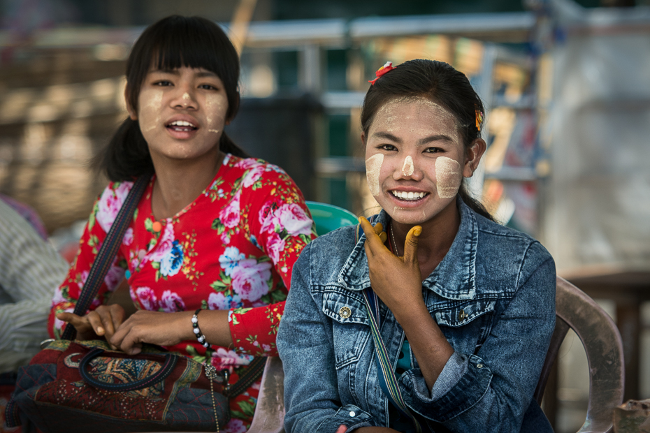  Dziewczyny Ludzie Nikon D7100 AF-S Nikkor 70-200mm f/2.8G 0 Myanmar kobieta wyraz twarzy dziewczyna uśmiech świątynia tradycja szczęście zabawa dziecko