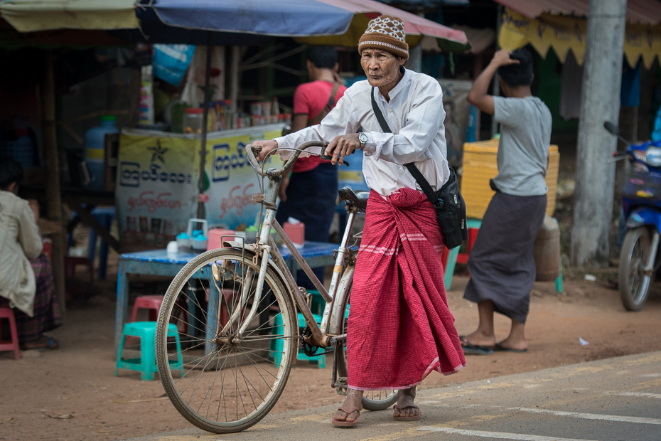  Rowerem drodze Nikon D7100 AF-S Nikkor 70-200mm f/2.8G 0 Myanmar pojazd lądowy Droga miejsce publiczne ulica infrastruktura pojazd riksza migawka sprzedawca rower