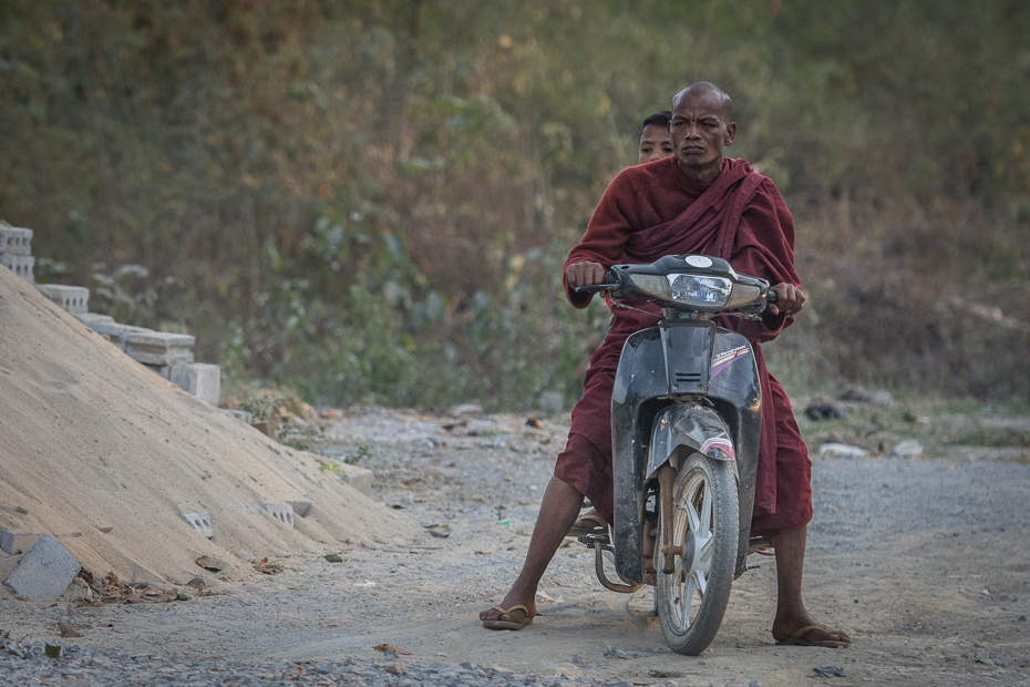  Mnich Ludzie Nikon D7200 AF-S Nikkor 70-200mm f/2.8G 0 Myanmar motocykl pojazd rodzaj transportu gleba pojazd silnikowy drzewo Droga piasek