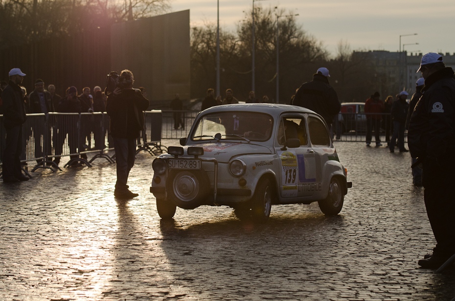  Team 139: Zastava 0 Sport Start rajdu Nikon D7000 AF-S Nikkor 70-200mm f/2.8G Budapeszt Bamako 1 samochód pojazd pojazd silnikowy odbicie projektowanie motoryzacyjne klasyczny samochód średniej wielkości staromodny samochód samochód miejski Samochód kompaktowy