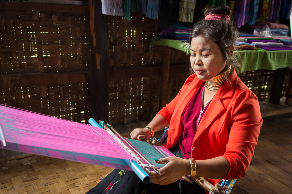  Kobieta Kayan Jezioro Inle Nikon D7100 Nikkor 20mm f/1.8 0 Myanmar dziewczyna zabawa włókienniczy dziecko rekreacja