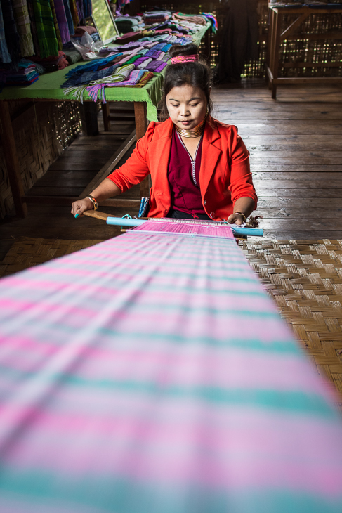  Kobieta Kayan Jezioro Inle Nikon D7100 Nikkor 20mm f/1.8 0 Myanmar różowy czerwony dziewczyna fioletowy włókienniczy posiedzenie zabawa człowiek wolny czas świątynia