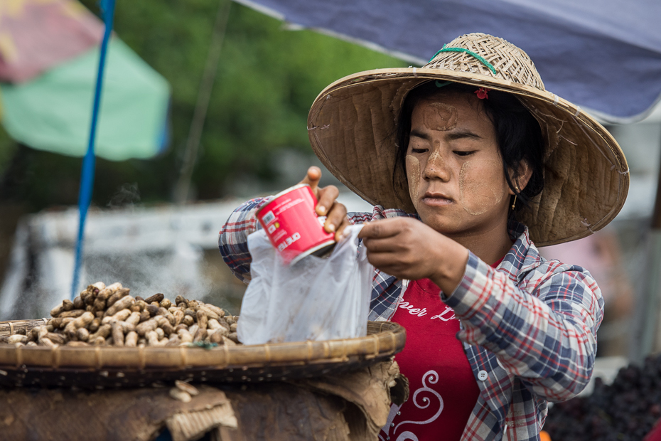  Orzeszki drodze Nikon D7200 AF-S Nikkor 70-200mm f/2.8G 0 Myanmar dziewczyna rekreacja zabawa