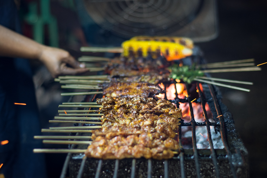  Street food drodze Nikon D7200 Nikkor 50mm f/1.8D 0 Myanmar pieczenie na rożnie grill grill na świeżym powietrzu grillowane jedzenie jedzenie grille uliczne jedzenie kuchnia jako sposób gotowania gotowanie