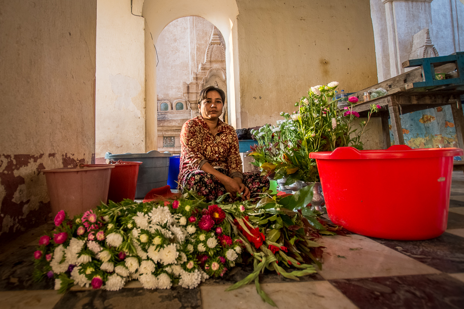  Sprzedawczyni kwiatów Ludzie Nikon D7200 Sigma 10-20mm f/3.5 HSM 0 Myanmar kwiat roślina florystyka dziewczyna świątynia układanie kwiatów tradycja sprzedawca kwiatowy wzór dom