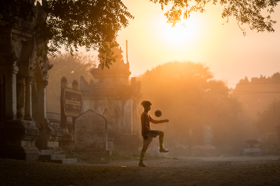  Gra piłkę Ludzie Nikon D7100 AF-S Nikkor 70-200mm f/2.8G 0 Myanmar ranek wschód słońca lekki niebo drzewo fotografia światło słoneczne atmosfera słońce wieczór