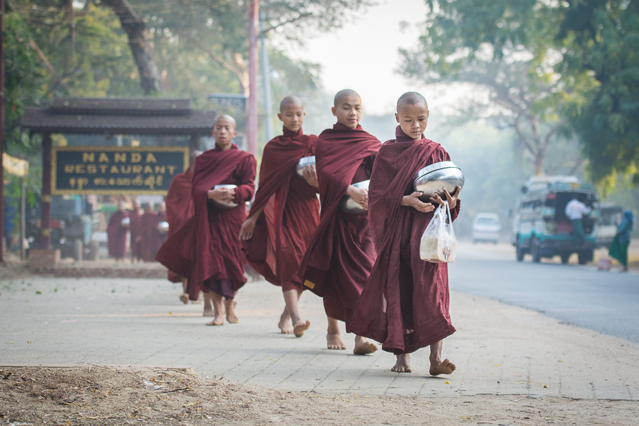  Mnisi Ludzie Nikon D7100 AF-S Nikkor 70-200mm f/2.8G 0 Myanmar mnich świątynia Droga tradycja ulica wakacje zabawa dziewczyna rekreacja