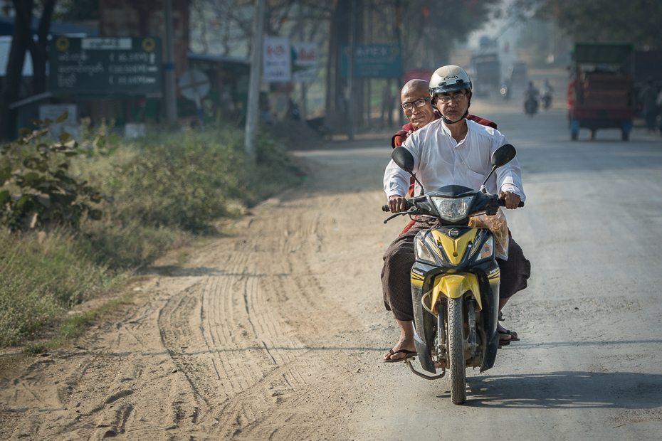  Mnich drodze Nikon D7100 AF-S Nikkor 70-200mm f/2.8G 0 Myanmar pojazd lądowy Droga motocykl pojazd rodzaj transportu infrastruktura motocykli ulica samochód drzewo