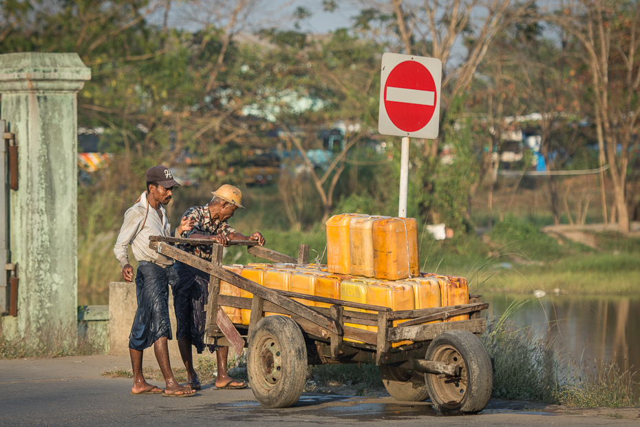  Rozwożenie wody Ludzie Nikon D7100 AF-S Nikkor 70-200mm f/2.8G 0 Myanmar pojazd rodzaj transportu samochód drzewo wózek roślina rekreacja