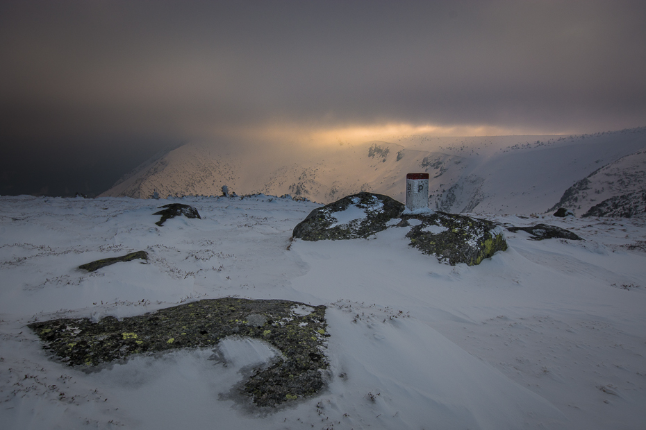  Karkonosze Nikon D7100 Sigma 10-20mm f/4-5.6 HSM śnieg zimowy niebo górzyste formy terenu zamrażanie Góra zjawisko geologiczne Chmura pasmo górskie spadł