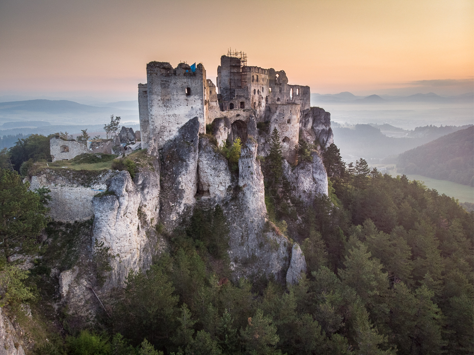  Zamek Lietava 0 Mala Fatra Mavic Air zamek niebo fortyfikacja budynek drzewo historyczna Strona teren średniogórze Góra architektura średniowieczna