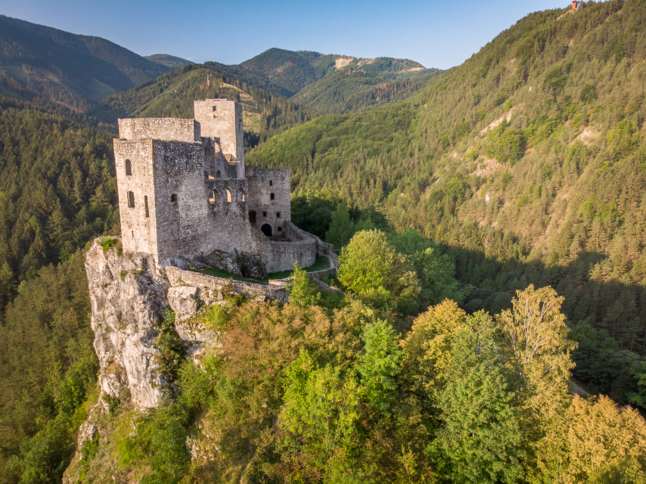  Zamek Strecno 0 Mala Fatra Mavic Air górska osada średniogórze Góra fortyfikacja skarpa drzewo wioska budynek niebo zamontuj scenerię