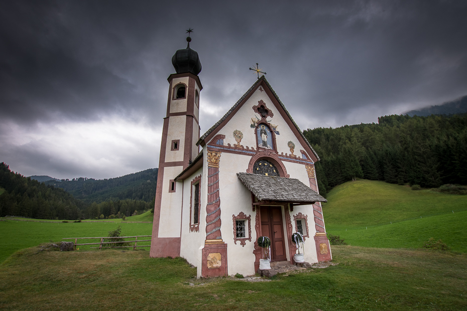  Santa Maddalena 0 Dolomity Nikon D7200 Sigma 10-20mm f/3.5 HSM niebo Chmura Natura kościół kaplica miejsce kultu drzewo trawa dom budynek