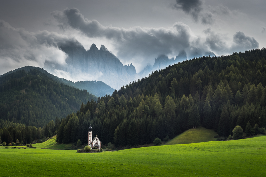  Santa Maddalena 0 Dolomity Nikon D7200 Nikkor 50mm f/1.8D niebo Chmura Natura łąka górzyste formy terenu Zielony pasmo górskie średniogórze Góra pustynia