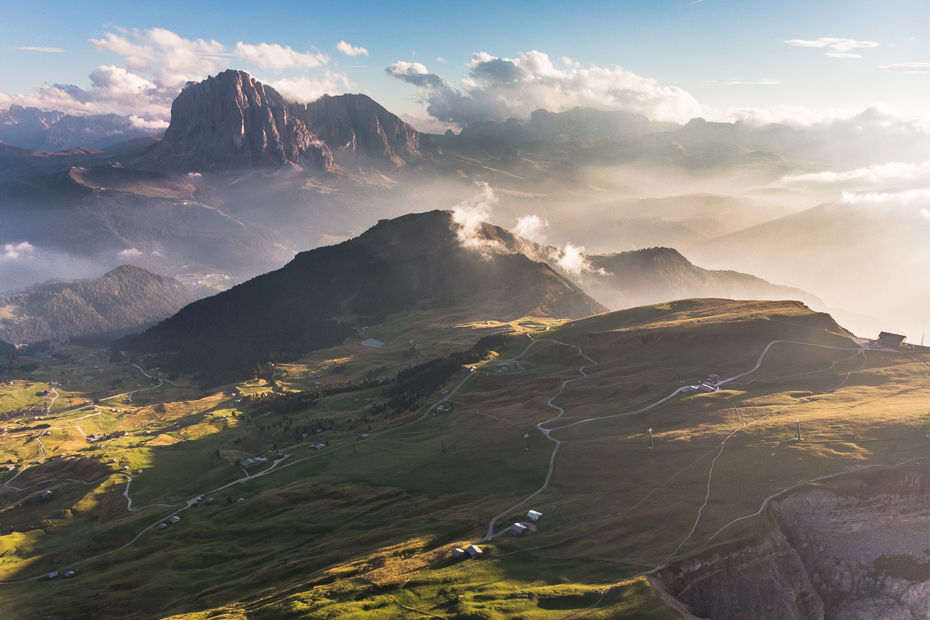  Seceda 0 Dolomity Mavic Air niebo średniogórze górzyste formy terenu Góra pasmo górskie grzbiet Chmura pustynia Fotografia lotnicza atmosfera