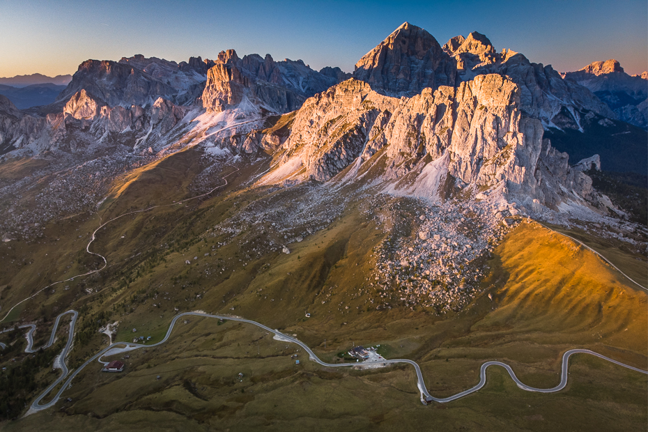  Passo Giau 0 Dolomity Mavic Air górzyste formy terenu Góra pasmo górskie pustynia niebo grzbiet Alpy masyw górski zamontuj scenerię ranek