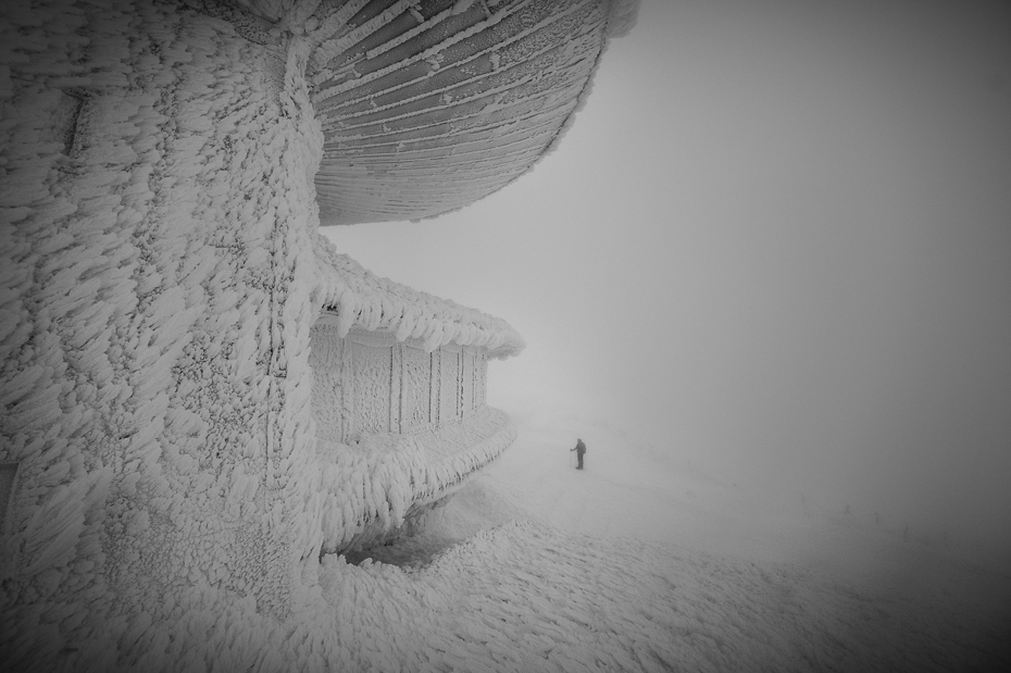  Śnieżka 0 Karkonosze Nikon Laowa D-Dreamer 12mm f/2.8 biały czarny Czarny i biały fotografia monochromatyczna Zjawisko atmosferyczne monochromia Ściana oko fotografia drzewo