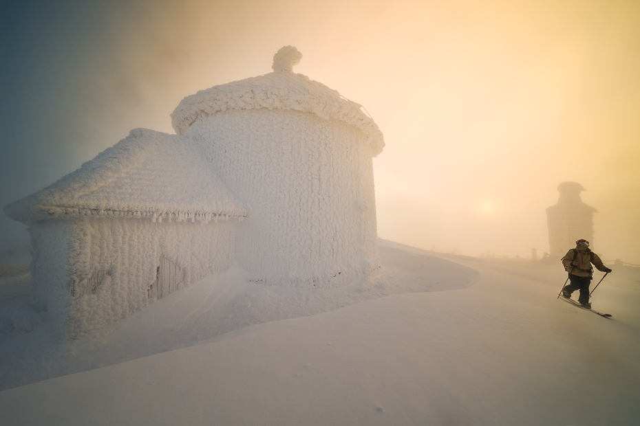  Śnieżka 0 Karkonosze Nikon Laowa D-Dreamer 12mm f/2.8 Zjawisko atmosferyczne niebo mgła zamglenie Chmura ranek atmosfera światło słoneczne fotografia