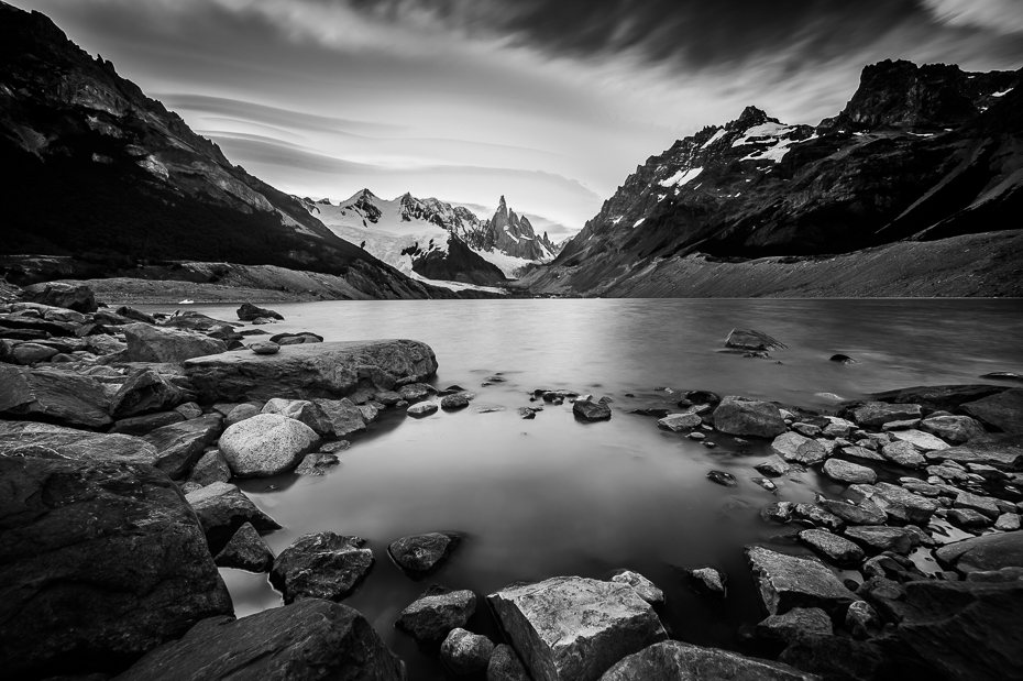  Cerro Torre Argentyna Nikon Laowa D-Dreamer 12mm f/2.8 0 Patagonia Natura zbiornik wodny górzyste formy terenu Naturalny krajobraz Góra biały niebo Czarny i biały woda odbicie