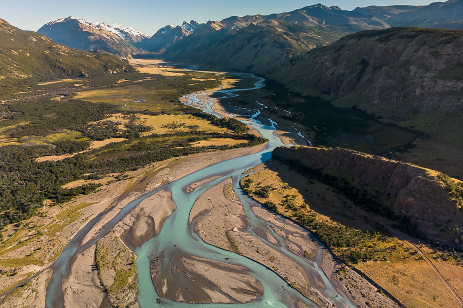  Rio los Vueltas Argentyna Mavic Air 0 Patagonia górzyste formy terenu Góra górskie przejście Naturalny krajobraz Pleciona rzeka dolina rzeka średniogórze pustynia Fotografia lotnicza