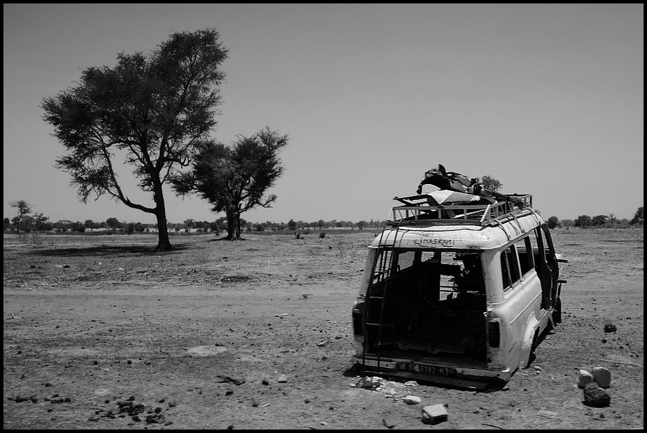  drodze Krajobraz Nikon D200 AF-S Zoom-Nikkor 18-70mm f/3.5-4.5G IF-ED Senegal 0 samochód czarny niebo czarny i biały drzewo roślina drzewiasta fotografia monochromatyczna roślina fotografia pojazd