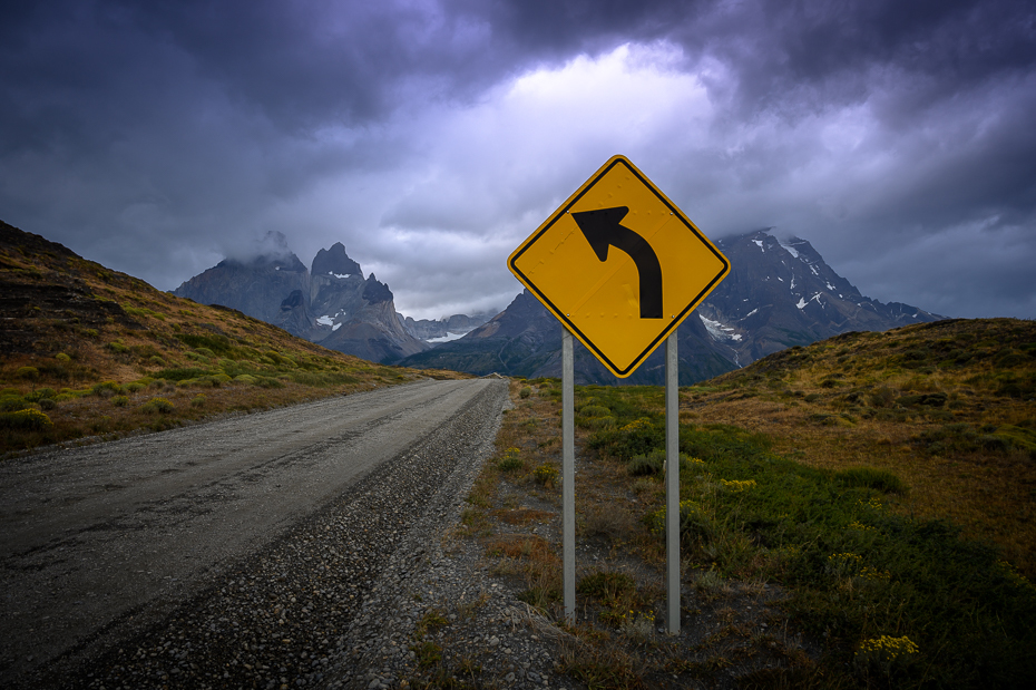  Torres del Paine Chile Nikon Nikkor 24-70mm f/4 0 Patagonia niebo Góra górzyste formy terenu znak drogowy znak Droga Naturalny krajobraz oznakowanie średniogórze pasmo górskie