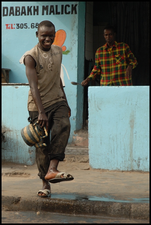  Muzułmańskie obmywanie Dakar Nikon D200 AF-S Zoom-Nikkor 18-70mm f/3.5-4.5G IF-ED Senegal 0 człowiek męski Droga ludzkie zachowanie rekreacja zabawa