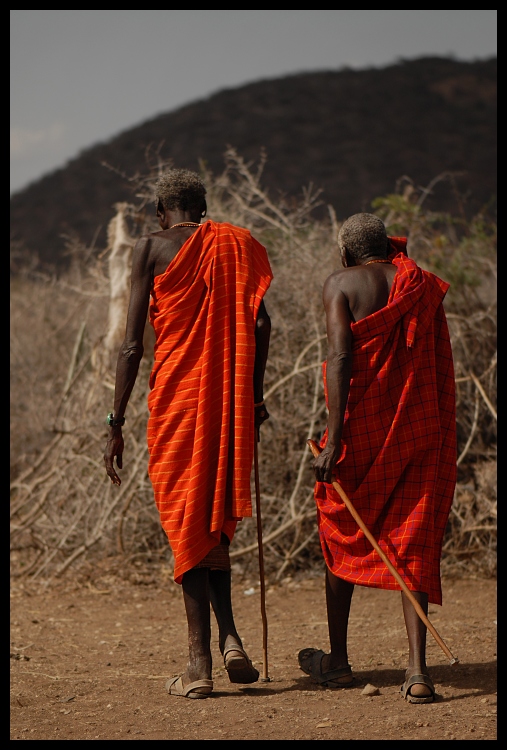  Samburu Ludzie ludzie Nikon D200 AF-S Micro-Nikkor 105mm f/2.8G IF-ED Kenia 0 czerwony na stojąco sukienka odzież wierzchnia świątynia człowiek dziewczyna zbiory fotografii mnich plemię