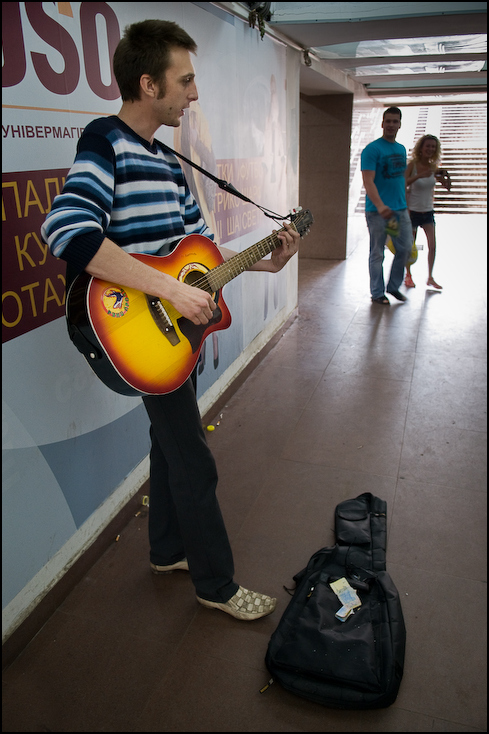  Podziemne granie Ukraina, Odessa 0 Nikon D300 AF-S Zoom-Nikkor 17-55mm f/2.8G IF-ED instrument muzyczny technologia zabawa muzyka rekreacja gitara