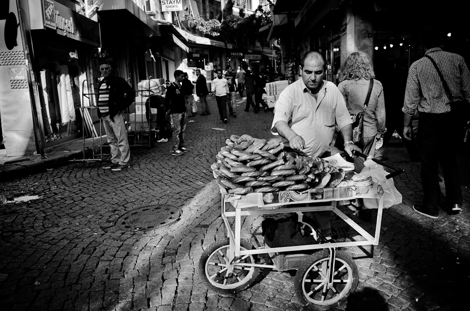  Sprzedawca bajgli Small Business Nikon D7000 AF-S Zoom-Nikkor 17-55mm f/2.8G IF-ED Stambuł 0 czarny czarny i biały ulica infrastruktura miejsce publiczne fotografia monochromatyczna fotografia migawka noc Droga