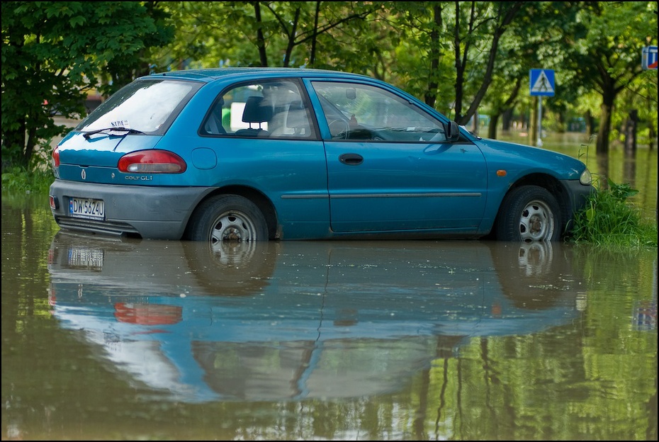  Zalany samochód napisem "KUPIĘ" Powódź 0 Wrocław Nikon D200 Zoom-Nikkor 80-200mm f/2.8D pojazd silnikowy pojazd Droga drzwi pojazdu projektowanie motoryzacyjne roślina rodzinny samochód Samochód kompaktowy sedan