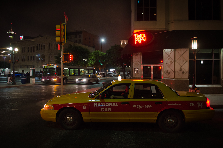  San Antonio Polyesternight Nikon D7000 AF-S Zoom-Nikkor 17-55mm f/2.8G IF-ED Texas 0 samochód pojazd noc pojazd silnikowy rodzaj transportu obszar Metropolitalny lekki ford crown victoria Taxi ruch drogowy