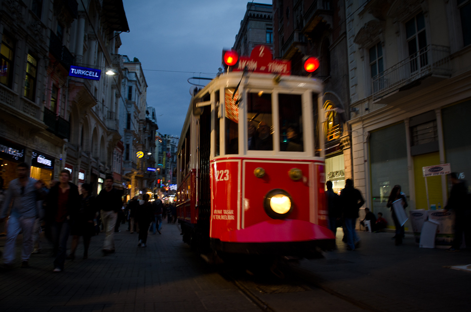  Zabytkowy tramwaj Street Nikon D7000 AF-S Zoom-Nikkor 17-55mm f/2.8G IF-ED Stambuł 0 transport tramwajowy obszar miejski obszar Metropolitalny Miasto rodzaj transportu metropolia ulica miasto noc