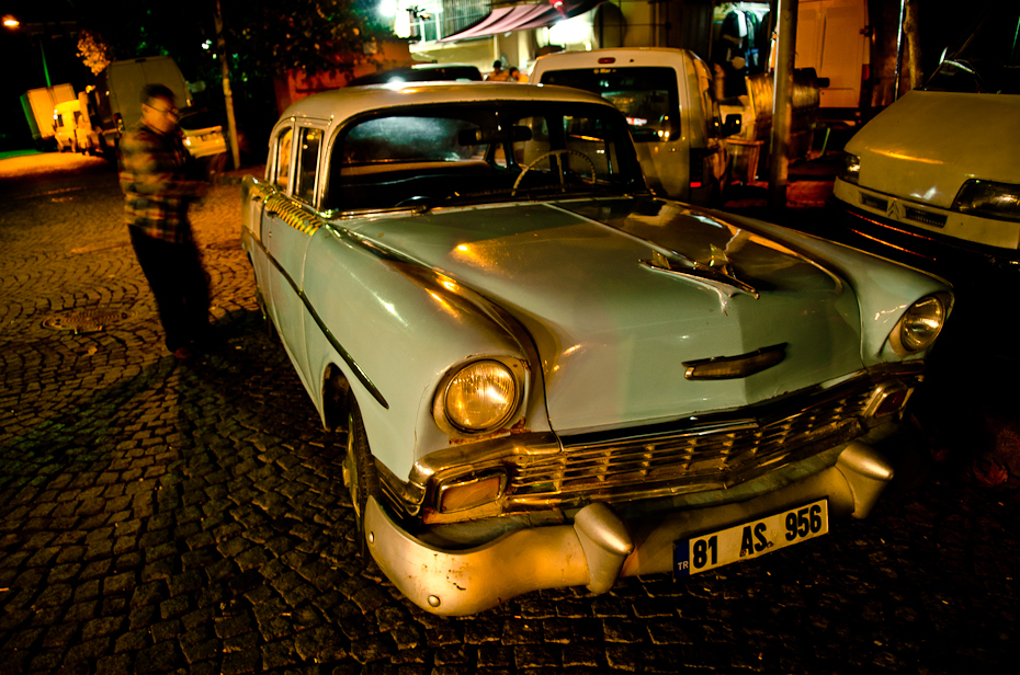  Old timer Street Nikon D7000 AF-S Zoom-Nikkor 17-55mm f/2.8G IF-ED Stambuł 0 samochód pojazd silnikowy projektowanie motoryzacyjne pojazd klasyczny staromodny samochód samochód średniej wielkości noc pełnowymiarowy samochód Samochód kompaktowy