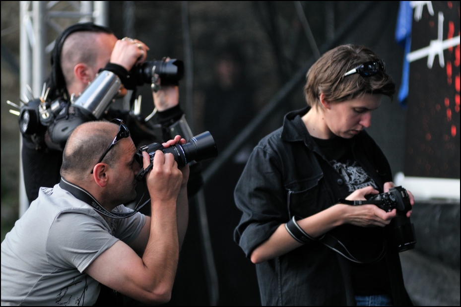  Fotografowie Castle Party 0 Bolków Nikon D300 Zoom-Nikkor 80-200mm f/2.8D zawód fotoreporter Tworzenie filmu dziennikarz ekipa telewizyjna autor zdjęć fotograf