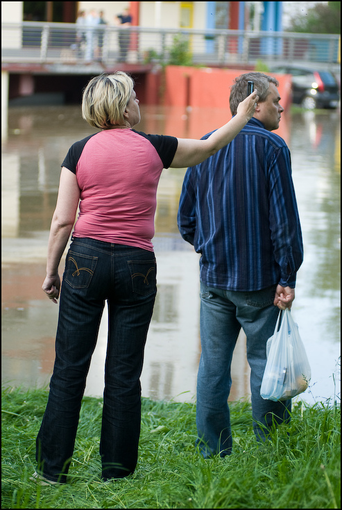  Komórką powódź Powódź 0 Wrocław Nikon D200 Zoom-Nikkor 80-200mm f/2.8D ludzie fotografia dżinsy człowiek ssak na stojąco zabawa dziewczyna migawka męski