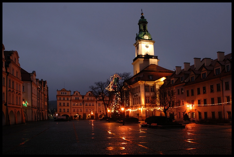  Jelenia Góra nocą Architektura Nikon D200 AF-S Zoom-Nikkor 18-70mm f/3.5-4.5G IF-ED niebo miasto noc punkt orientacyjny Miasto arteria wodna odbicie wieczór rynek miejski zmierzch