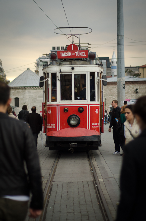  Zabytkowy tramwaj Street Nikon D7000 AF-S Zoom-Nikkor 17-55mm f/2.8G IF-ED Stambuł 0 transport tramwajowy kolejka linowa pojazd obszar Metropolitalny obszar miejski transport publiczny ulica Miasto